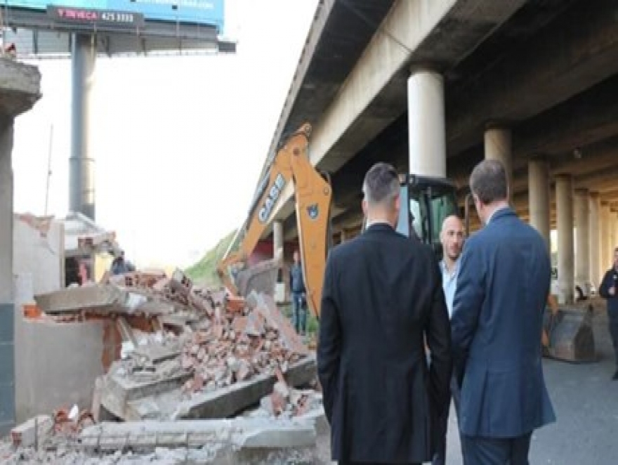 DERRIBAN DOS BUNKERS EN ROSARIO