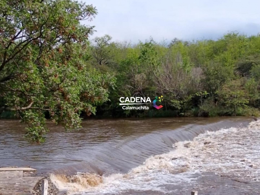 CRECIDA ARRASTRO UN AUTO