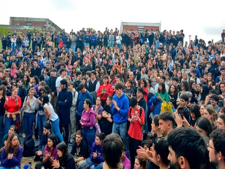 ARDE EL CONFLICTO UNIVERSITARIO