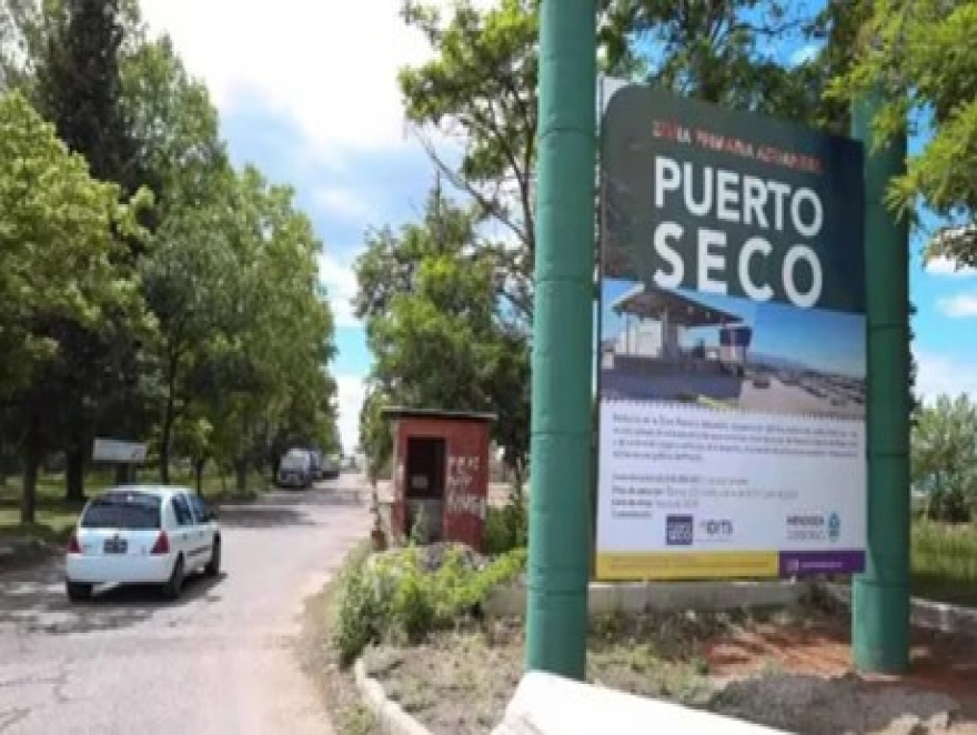 UNA MUJER DESNUDA EN LA RUTA