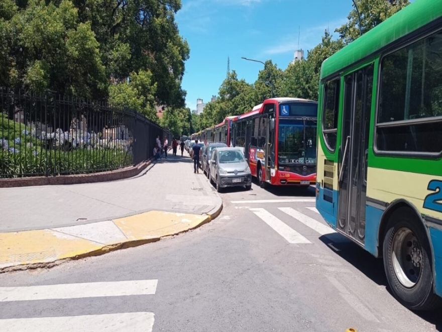 PROTESTA DE MICROS EN LA PLATA