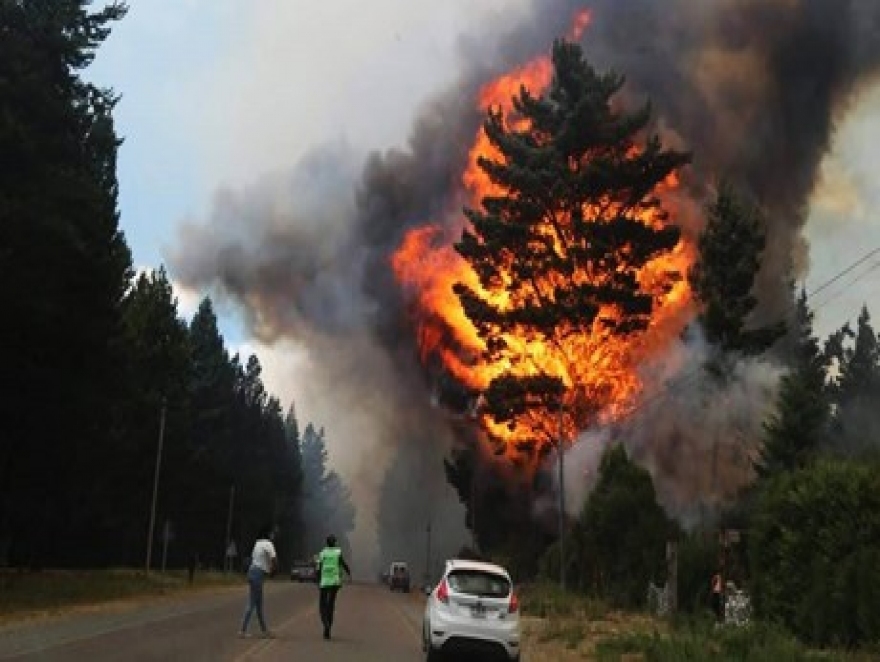 FUEGO SIN CONTROL EN BARILOCHE