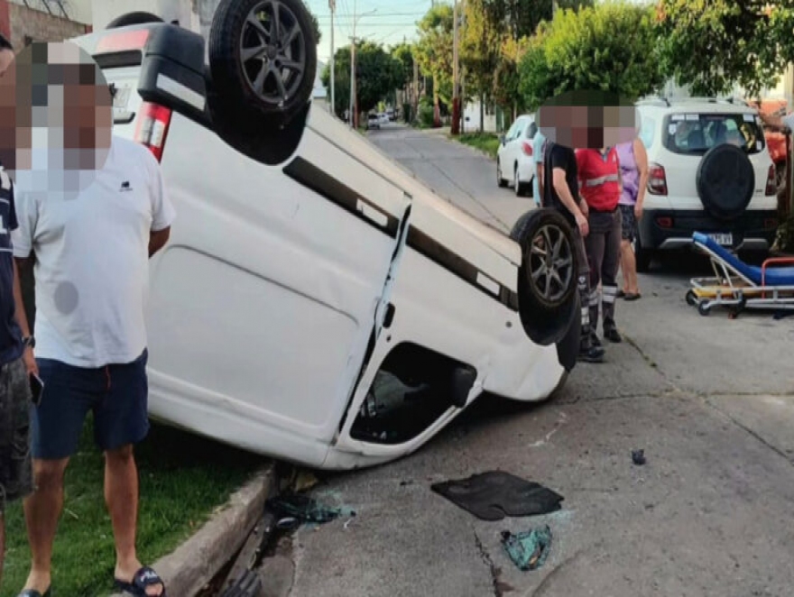 CHOQUE Y VUELCO EN ESCALADA